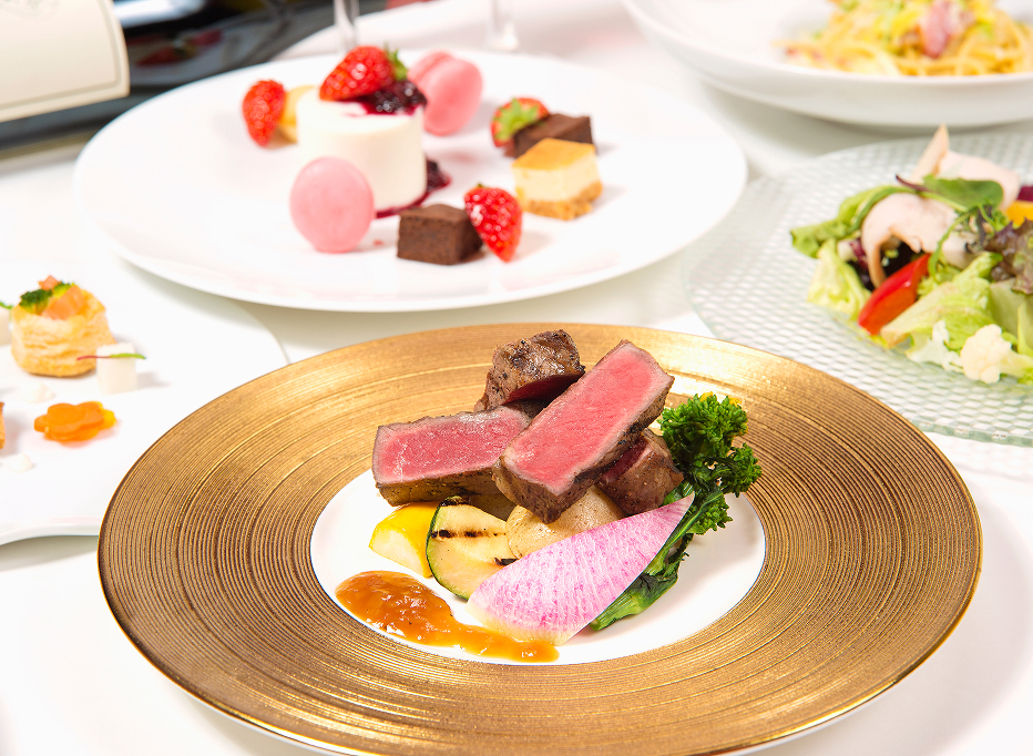 厳選された食材を使用した本格的な肉料理とデザートのコース例