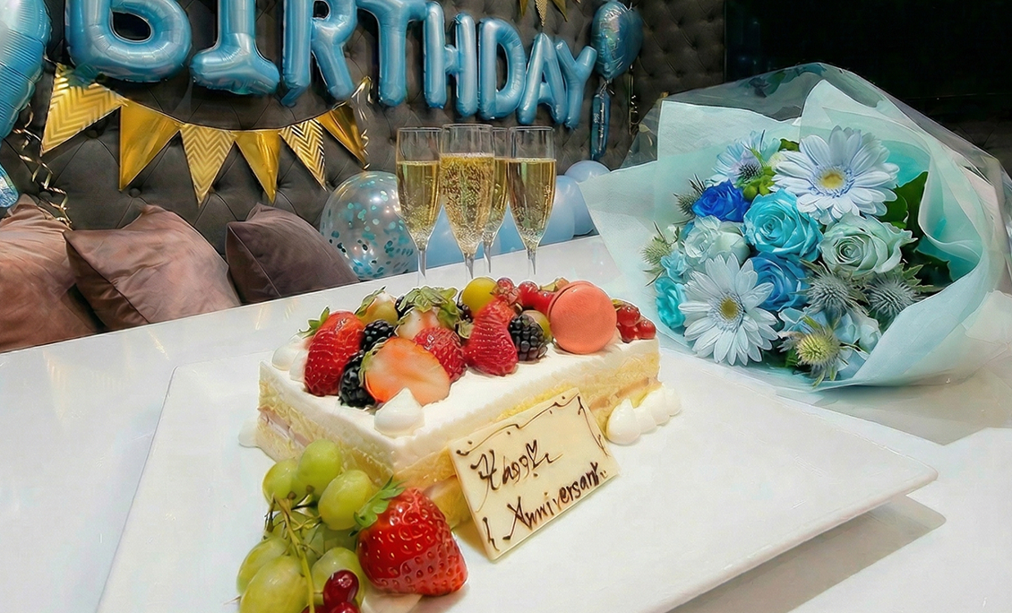 バルーン装飾された個室、特製ケーキ、花束、乾杯シャンパンのイメージ